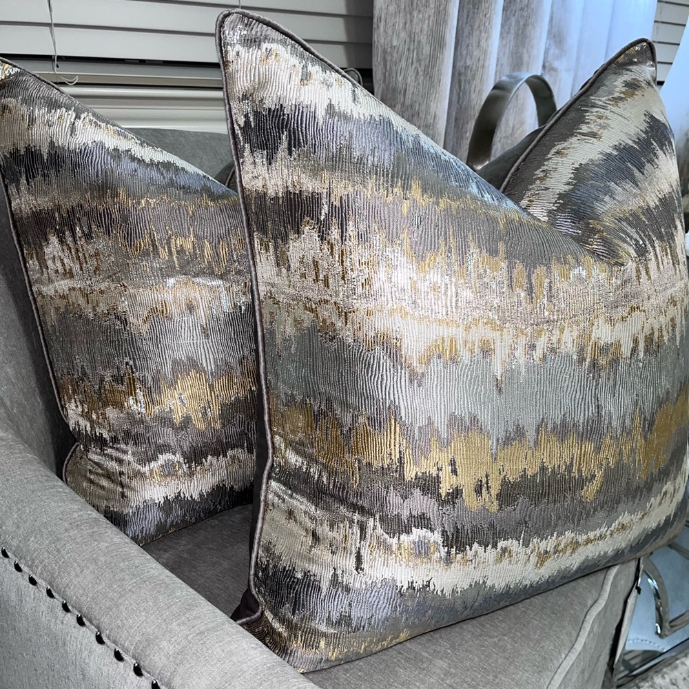 1-NWT GIGI CANTORI GOLD/SILVER LUXURY DECORATIVE PILLOW - Picture 13 of 17